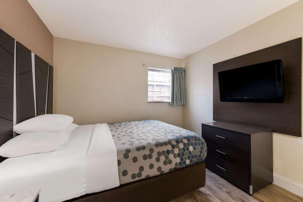 Econo Lodge Inn & Suites on the River photo