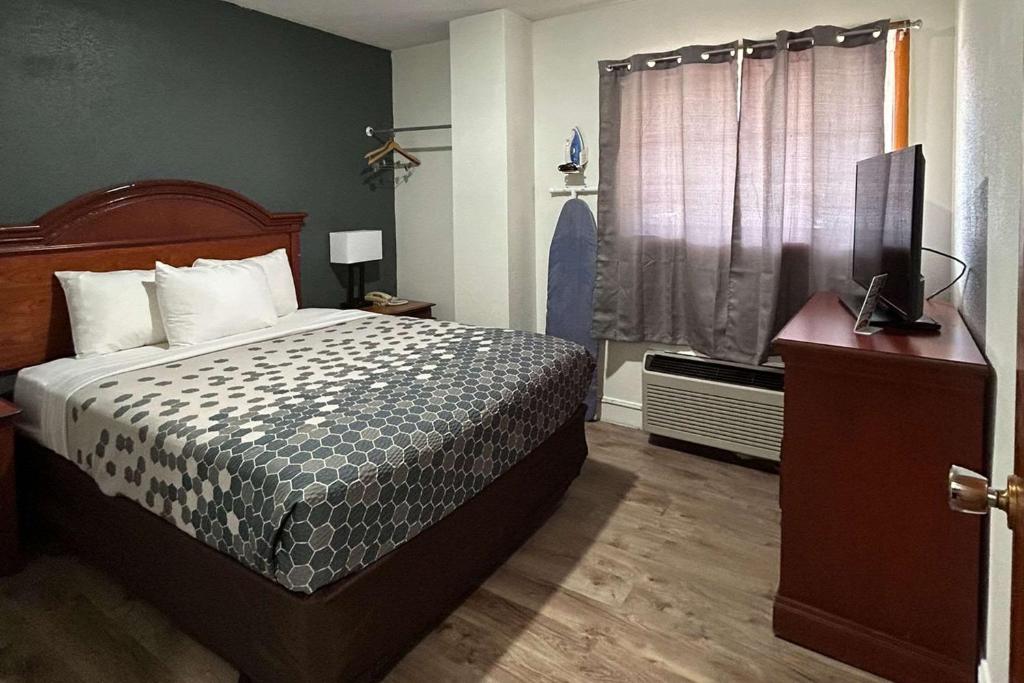 Econo Lodge Inn & Suites on the River photo