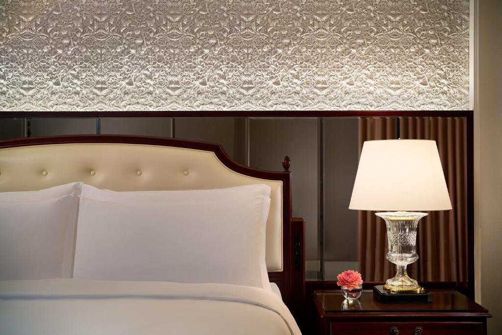 Postel nebo postele na pokoji v ubytování The Ritz-Carlton Osaka
