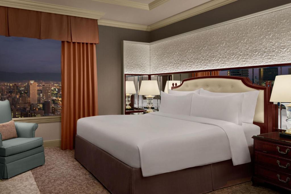 Postel nebo postele na pokoji v ubytování The Ritz-Carlton Osaka