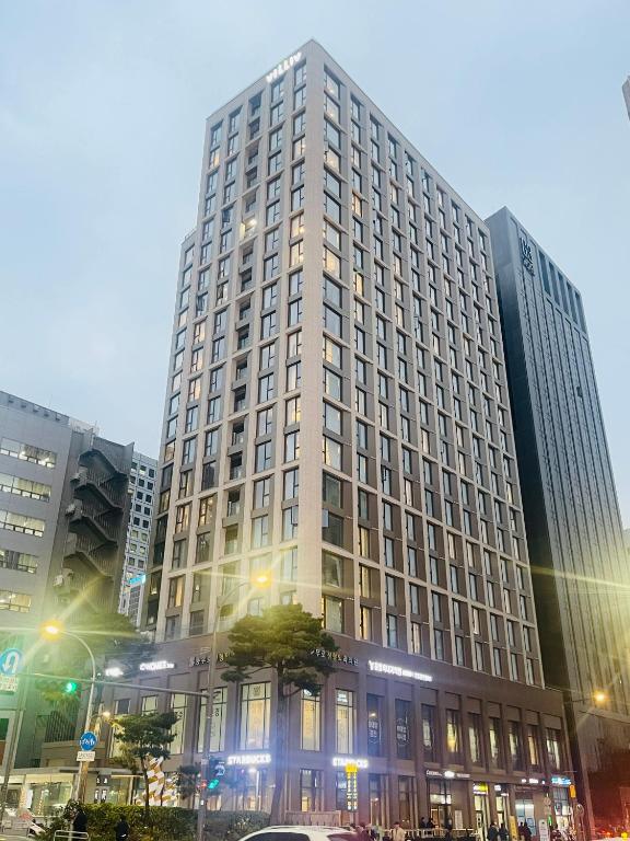a large tall building in a city at night at Villiv Inn-the City Namsan in Seoul