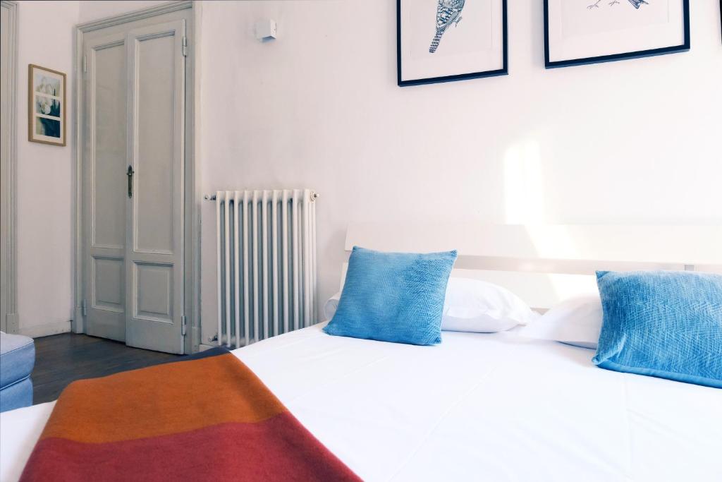 A bed or beds in a room at ComeCasa 2 bedrooms Apartment in via Curtatone