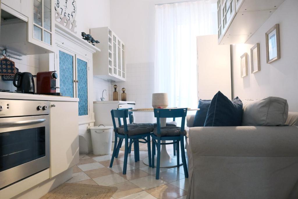 A kitchen or kitchenette at ComeCasa 2 bedrooms Apartment in via Curtatone