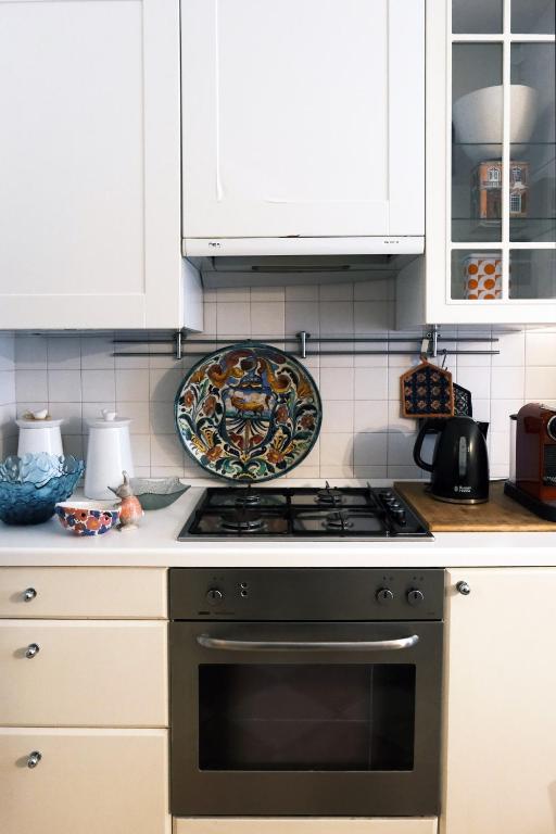 A kitchen or kitchenette at ComeCasa 2 bedrooms Apartment in via Curtatone