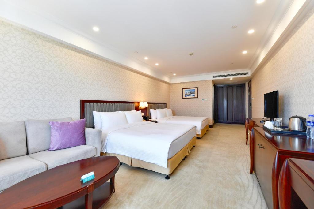 Postel nebo postele na pokoji v ubytování Evergreen Laurel Hotel, Shanghai