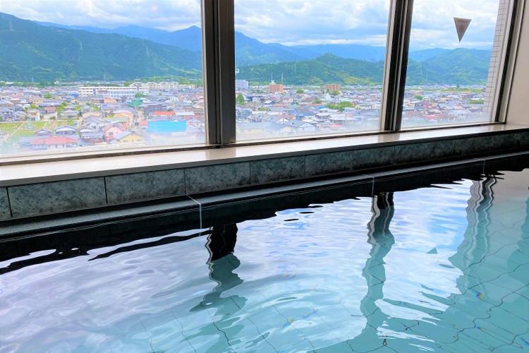 Nespecifikovaný výhled na hory nebo výhled na hory při pohledu z hotelu