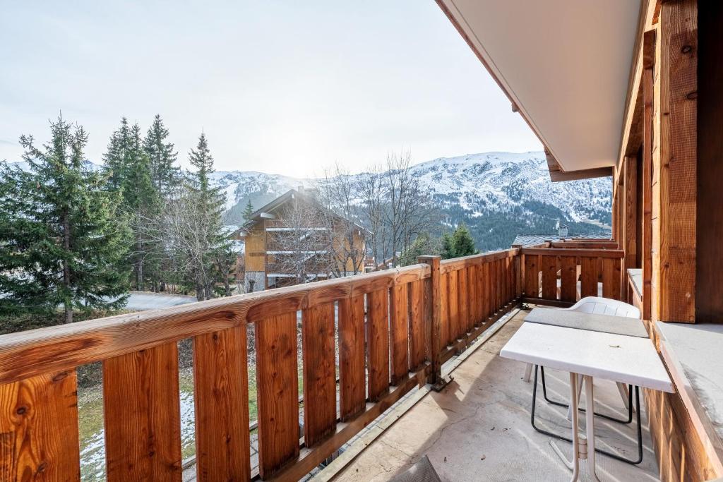 un balcone con tavolo e vista sulle montagne di Appartement 26 - 9 personnes a Les Allues