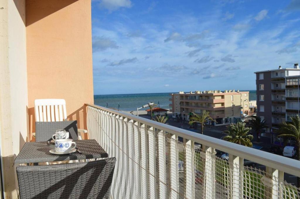 d'un balcon avec une table et une tasse. dans l'établissement Appartement 2 pièces cabine 5 couchages SAINT CYPRIEN SC610-002, à Saint Cyprien Plage