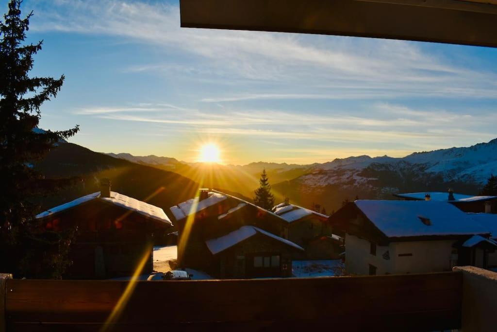 - une vue sur le coucher du soleil au-dessus d'un village dans l'établissement Appartement Cosy, La Rosière, 300m du téléski gratuit de Manessier, à Montvalezan