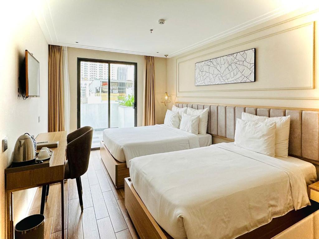 Twin Suite with Balcony and City View