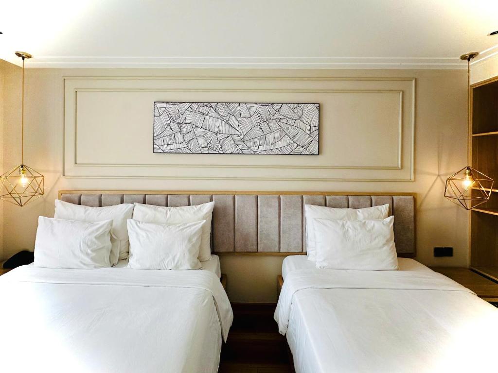 Twin Suite with Balcony and City View