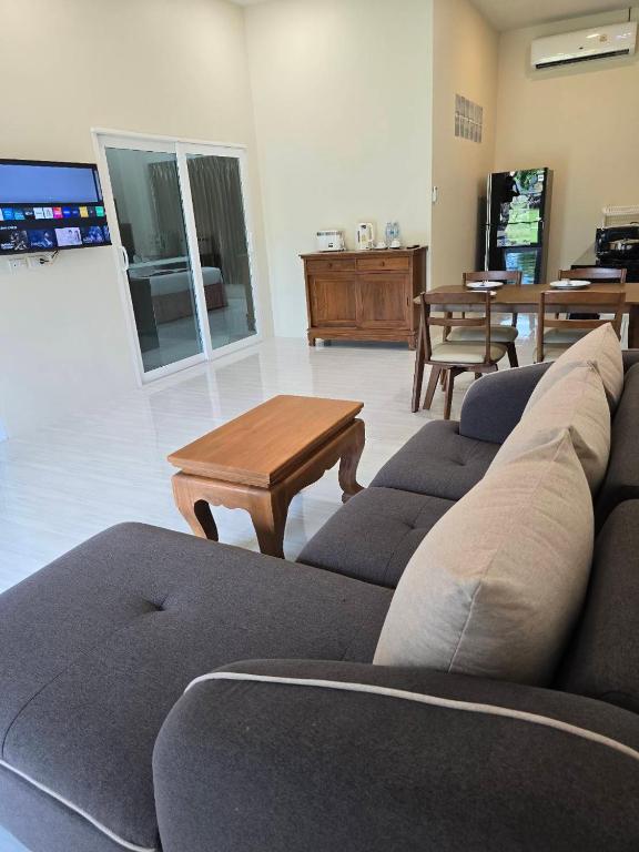 TV a/nebo společenská místnost v ubytování Natural Samui Hotel