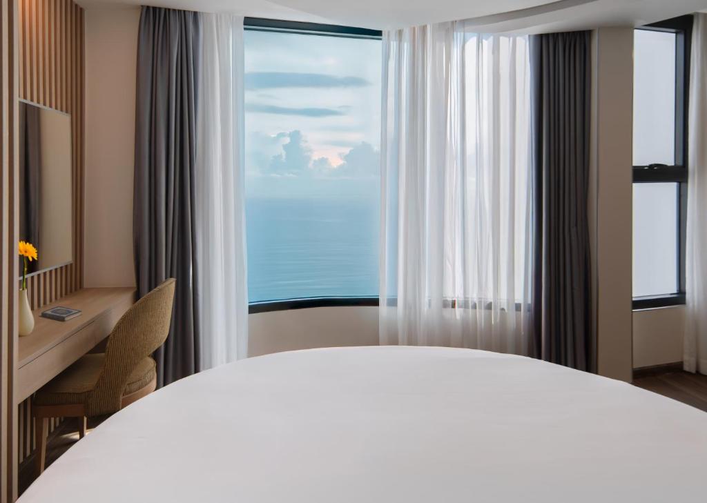 Postel nebo postele na pokoji v ubytování Lucky Sun Hotel Nha Trang Beach
