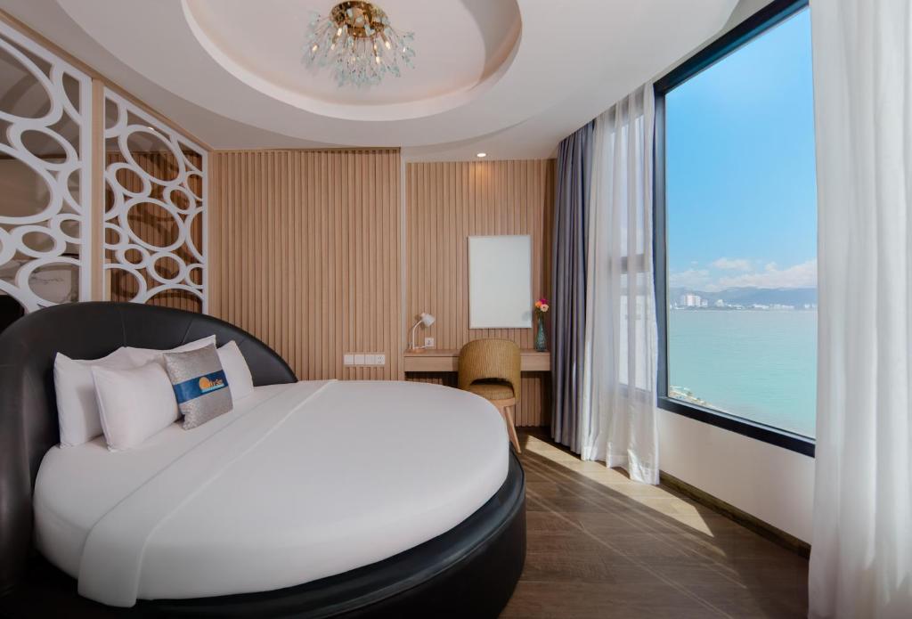 Postel nebo postele na pokoji v ubytování Lucky Sun Hotel Nha Trang Beach