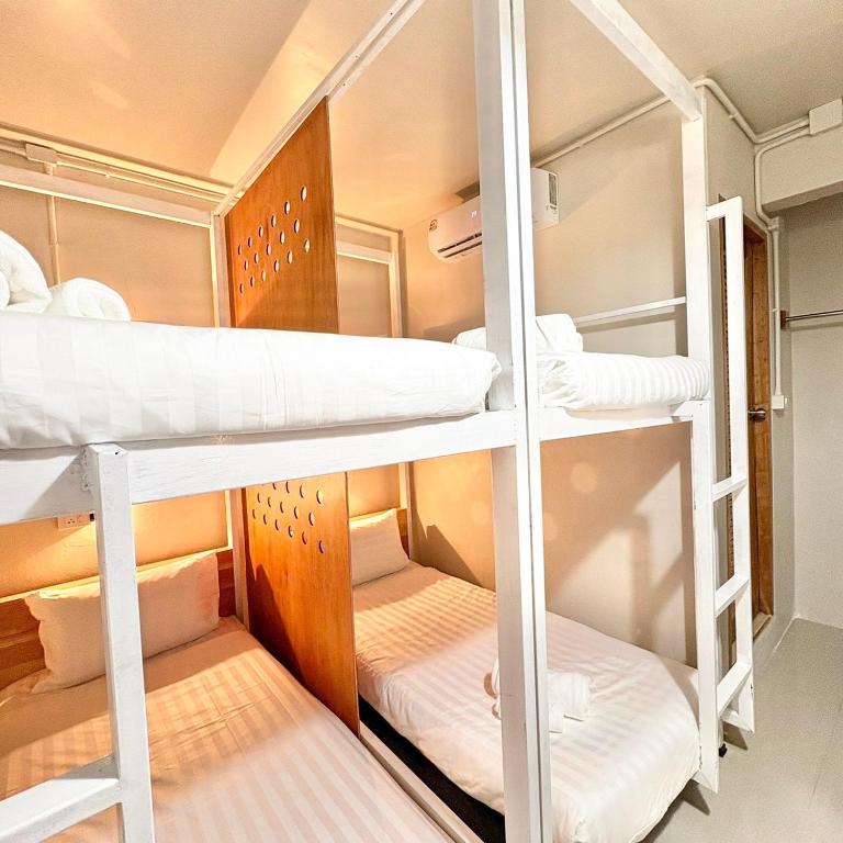 Postel nebo postele na pokoji v ubytování Yoi Hotel krabi