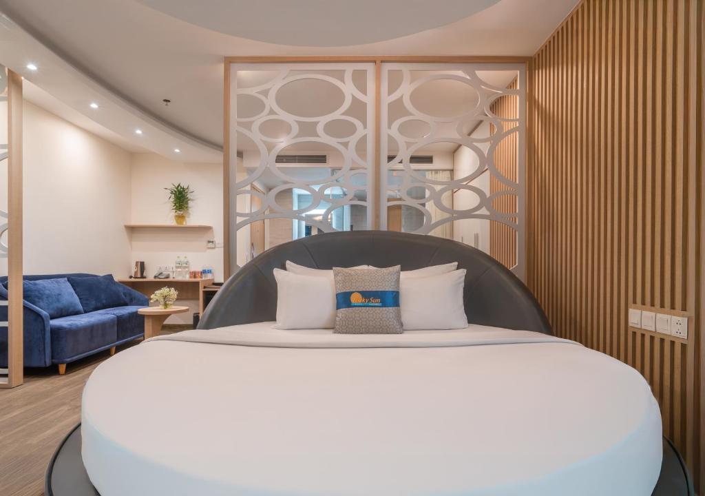 Giường trong phòng chung tại Lucky Sun Hotel Nha Trang Beach