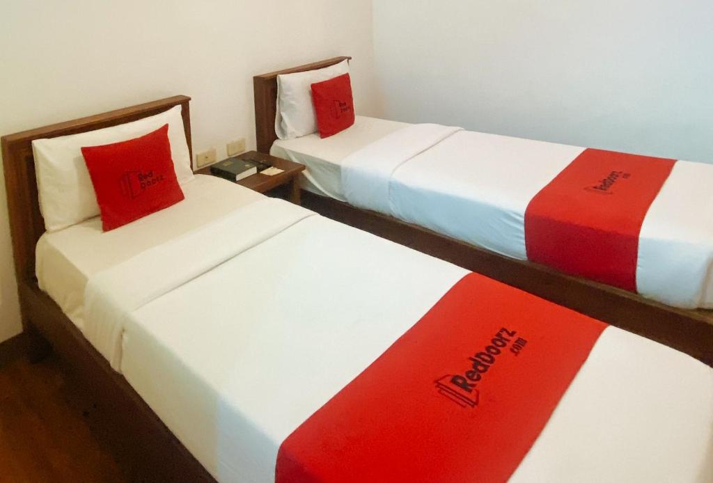 RedDoorz Plus at Balai Sofia Bed & Breakfast Batangas - Dwin Room
