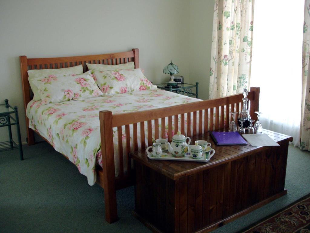 1 dormitorio con 1 cama y set de té en The Linear Way Bed and Breakfast en McLaren Vale