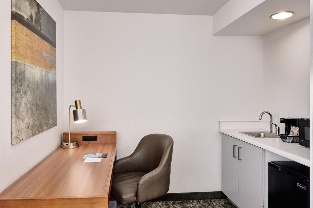 Kuchyň nebo kuchyňský kout v ubytování SpringHill Suites Phoenix Downtown