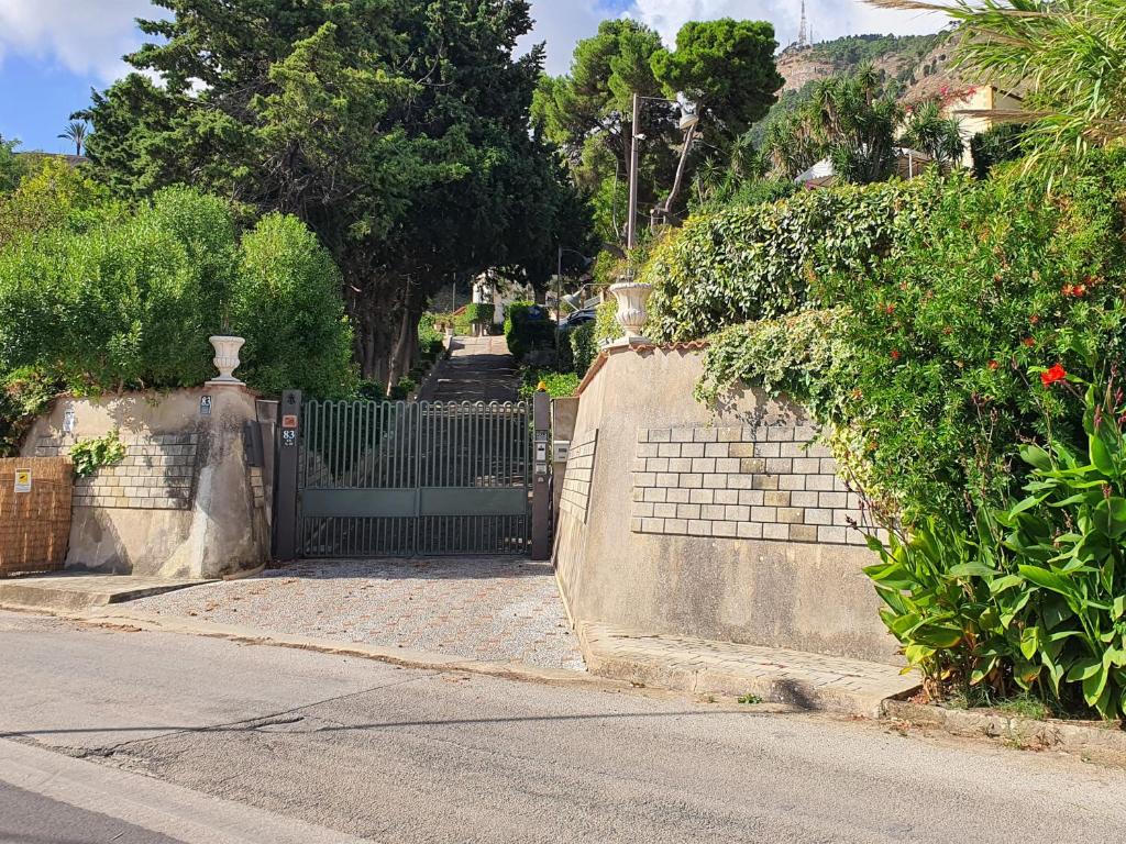 Ogród w obiekcie Villa Tommaso Maruggi, Sicilia, con Jacuzzi e piscina privata