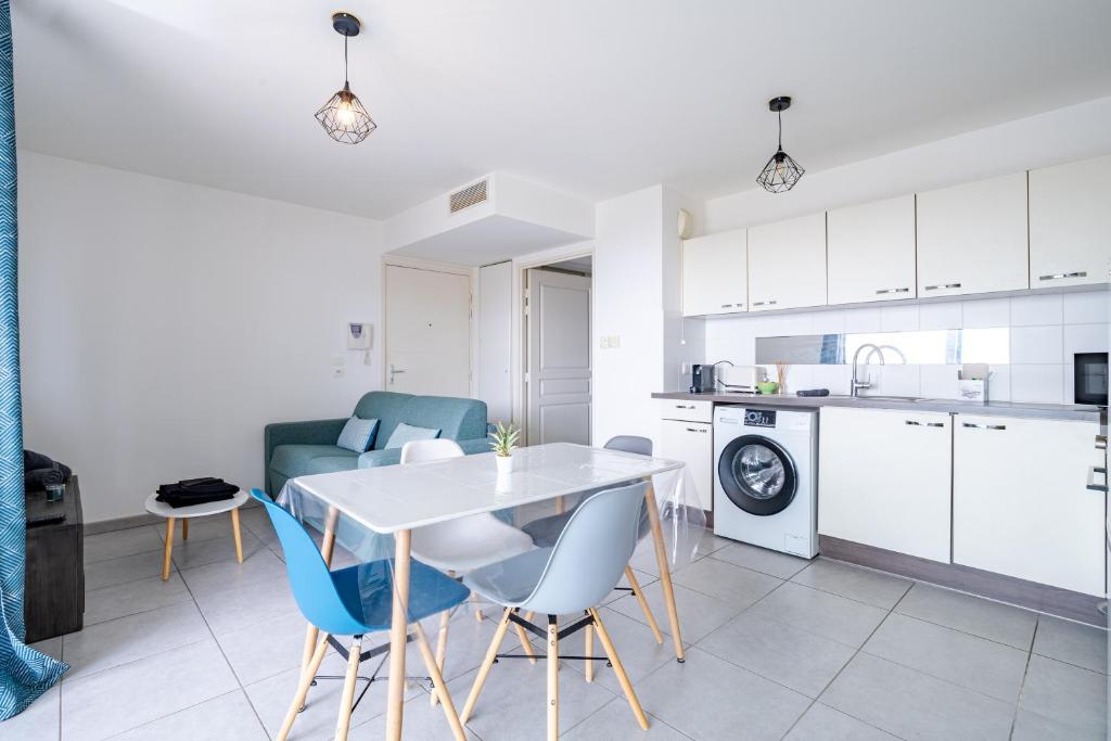 une cuisine et une salle à manger avec une table et des chaises dans l'établissement Magnifique 4 pers,Clim,parking, à Nice