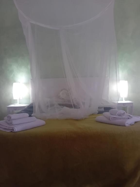 sypialnia z łóżkiem i dwiema lampami w obiekcie Garda City Home Family Apartments w mieście Garda