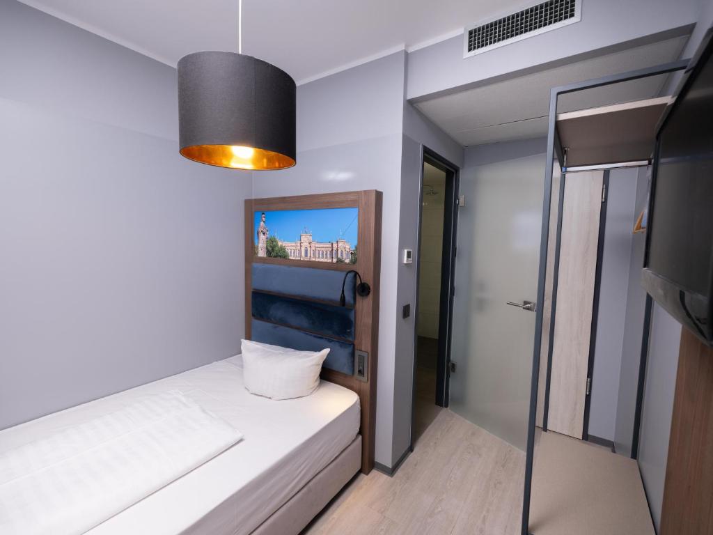 Postel nebo postele na pokoji v ubytování Smart Stay Hotel Station