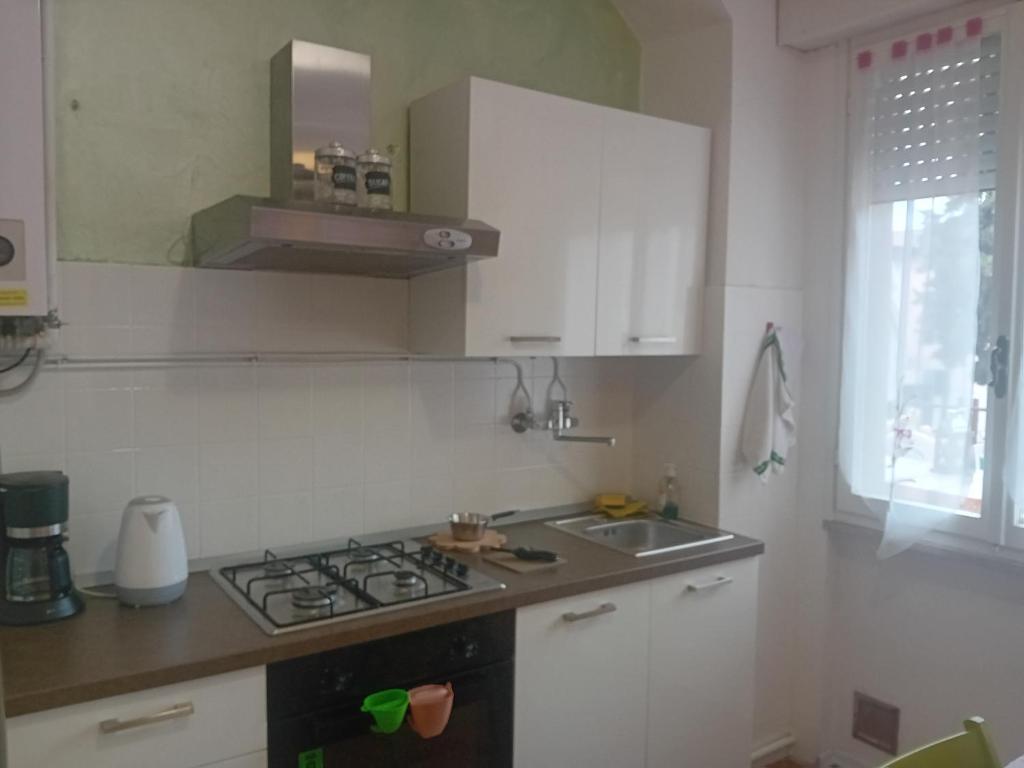 Kuchnia lub aneks kuchenny w obiekcie Garda City Home Family Apartments