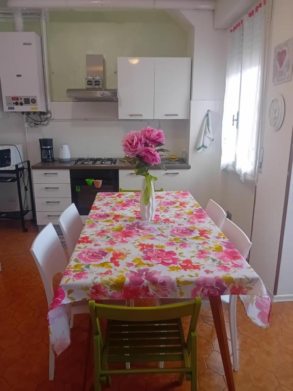 Kuchnia lub aneks kuchenny w obiekcie Garda City Home Family Apartments