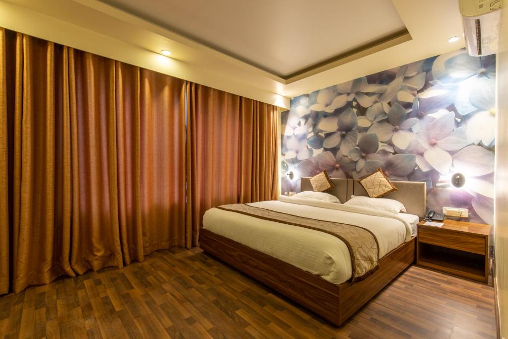 Postel nebo postele na pokoji v ubytování Gorakha Hotel