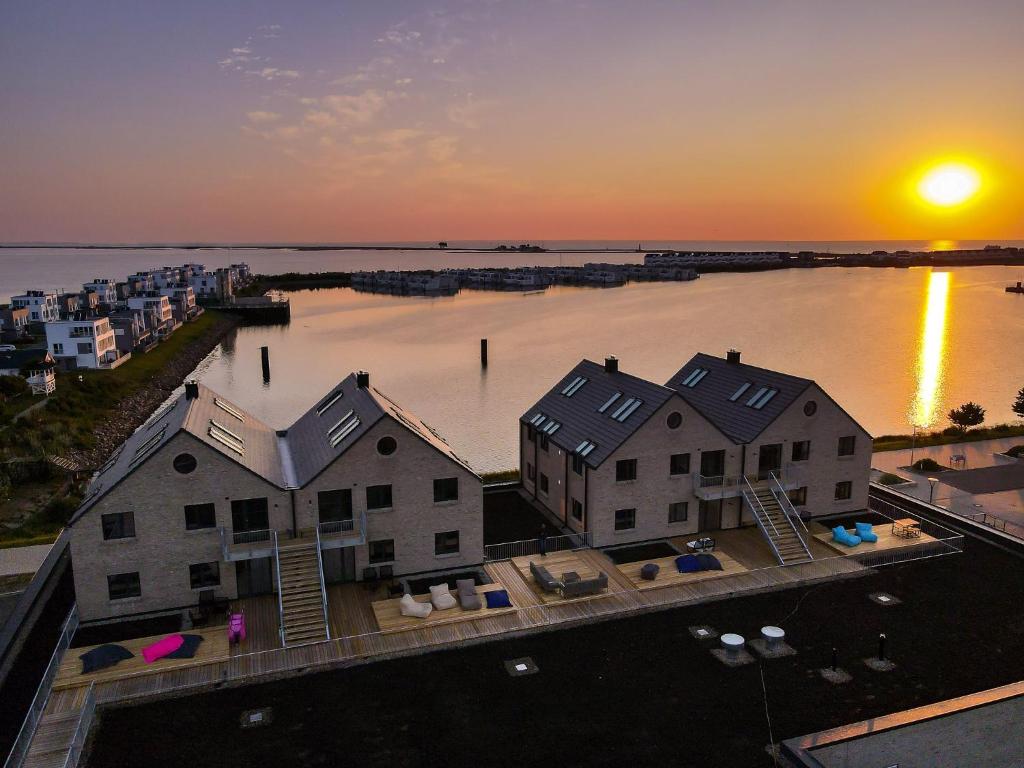 eine Luftansicht eines Hauses in der Nähe des Wassers in der Unterkunft Apartments Rooftop Garden 5 -7 im Ostseeresort Olpenitz in Olpenitz
