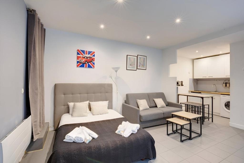 une chambre avec un lit et un salon dans l'établissement 325 Suite Greta - Superb apartment in Paris, à Paris