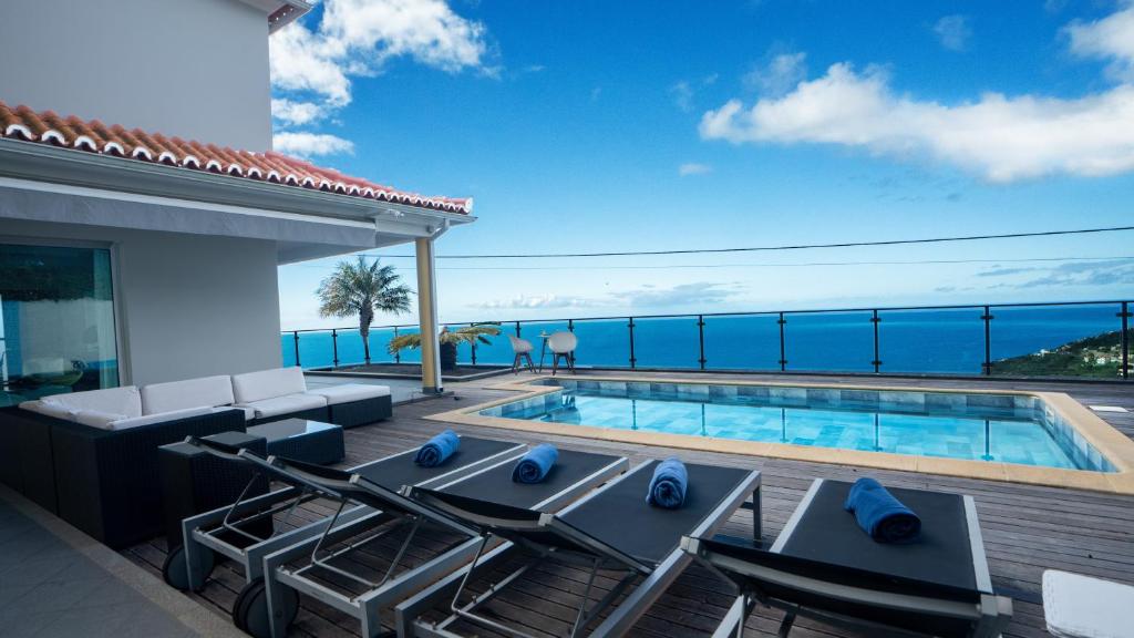 una piscina en una terraza con vistas al océano en Estrela do Mar - by LovelyStay - Lovely, Sun Filled Villa, en Calheta