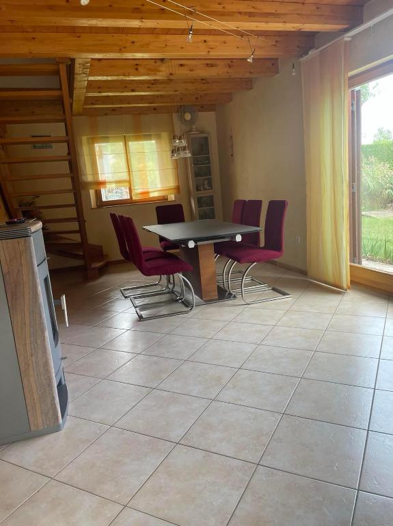 Istumisnurk majutusasutuses Chalet au bord d'un étang