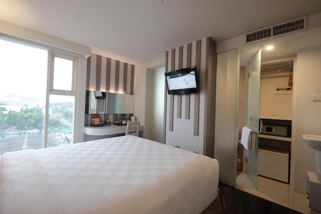 Kuchyň nebo kuchyňský kout v ubytování All Nite & Day Hotel Yogjakarta - Gejayan
