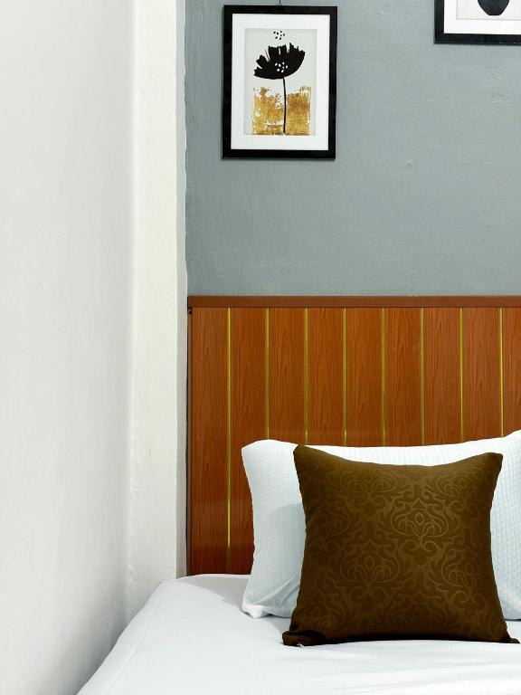 Postel nebo postele na pokoji v ubytování Jogja Day Inn