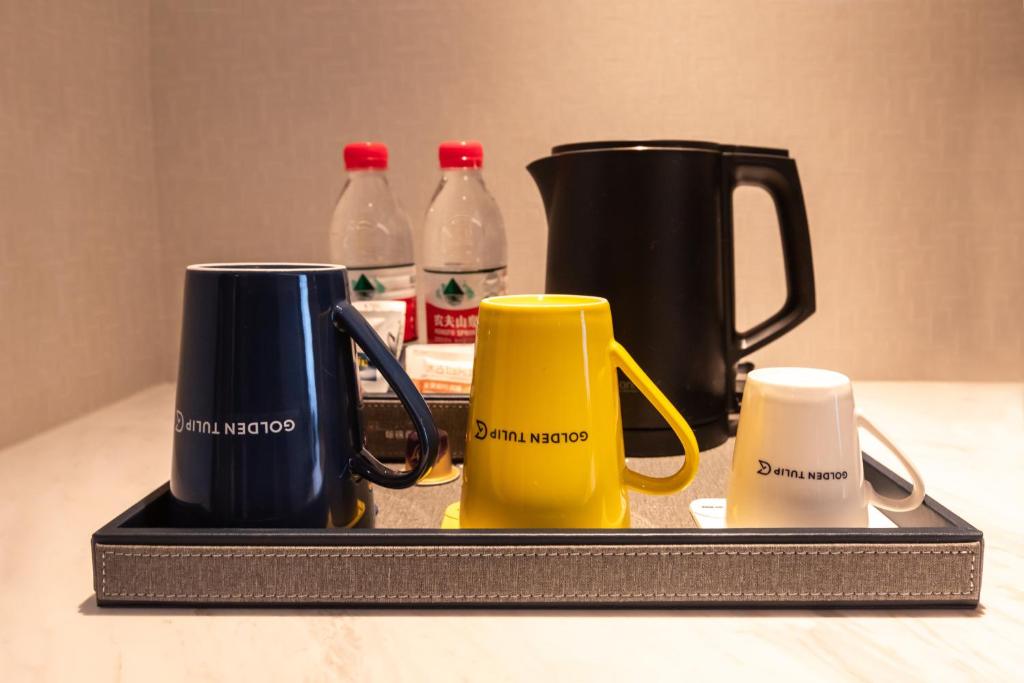 Příslušenství pro přípravu čaje a kávy v ubytování Shanghai Hongqiao Yankuang Tulip Hotel