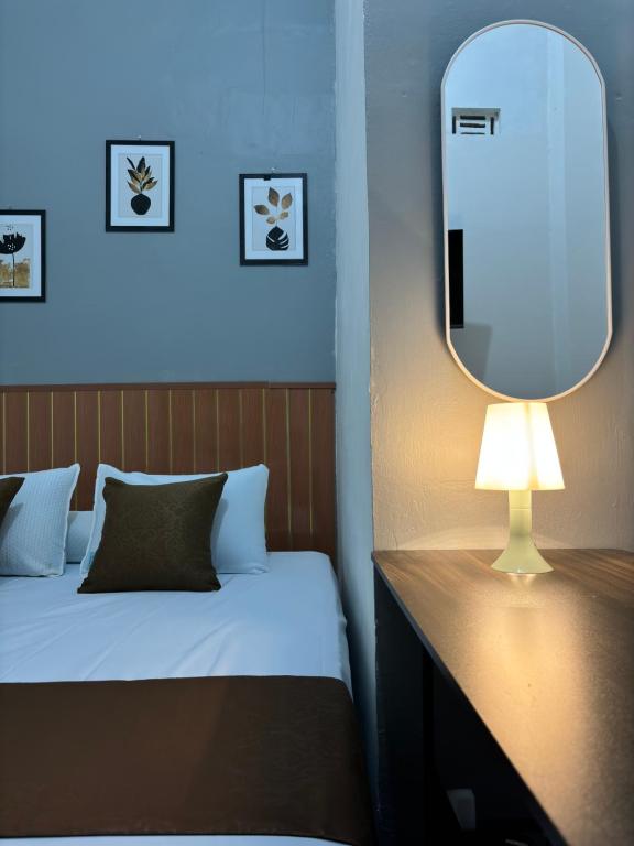 Postel nebo postele na pokoji v ubytování Jogja Day Inn