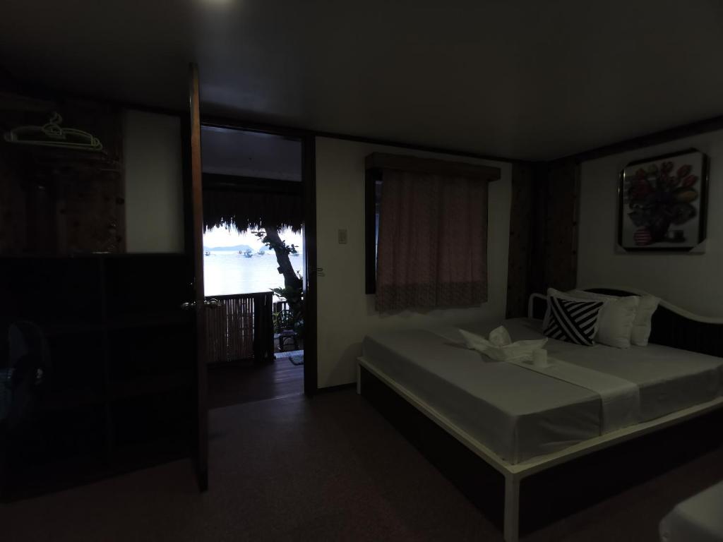 Postel nebo postele na pokoji v ubytování Kimura Beachfront El Nido