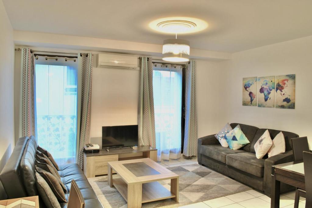 un salon avec un canapé et une télévision dans l'établissement Centre Riviera 2P LHO5516, à Cannes