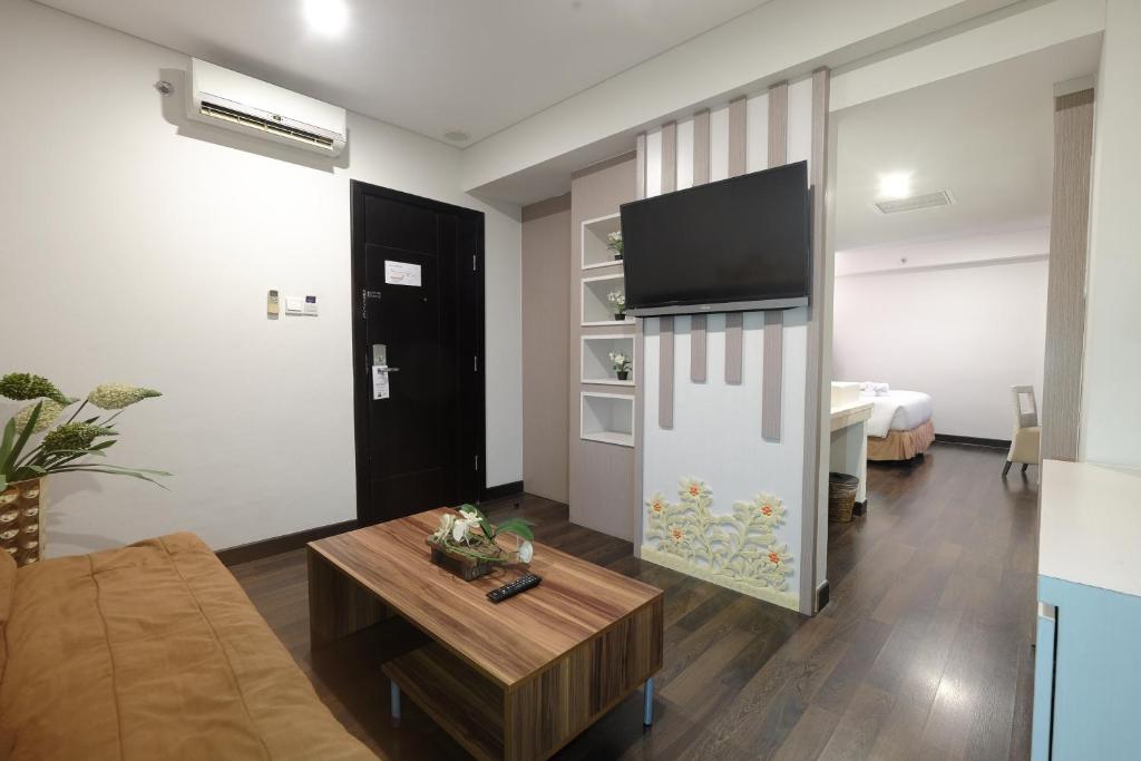 TV a/nebo společenská místnost v ubytování All Nite & Day Hotel Yogjakarta - Gejayan