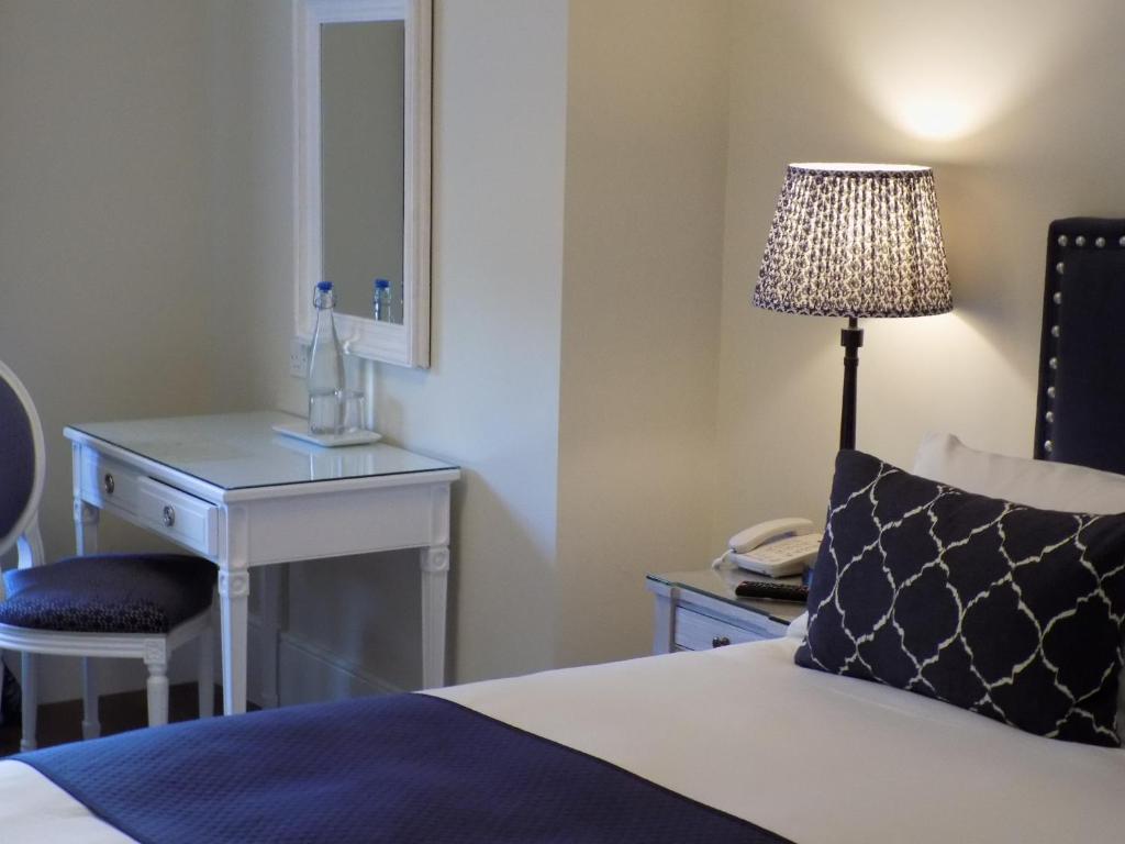 Postel nebo postele na pokoji v ubytování Flynns of Termonfeckin Boutique Hotel