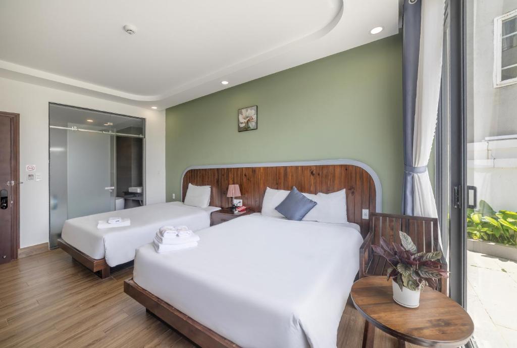 Postel nebo postele na pokoji v ubytování Mega Sky Dalat Hotel