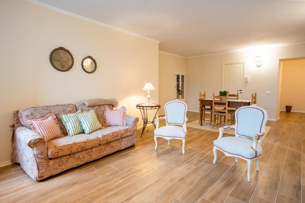 a living room with a couch and chairs and a table at Casa vacanze Dentro le Mura in Gualdo Tadino