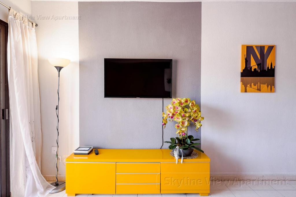 TV a/nebo společenská místnost v ubytování Skyline View Apartment - FREE PRIVATE Parking Including & Guest BONUS