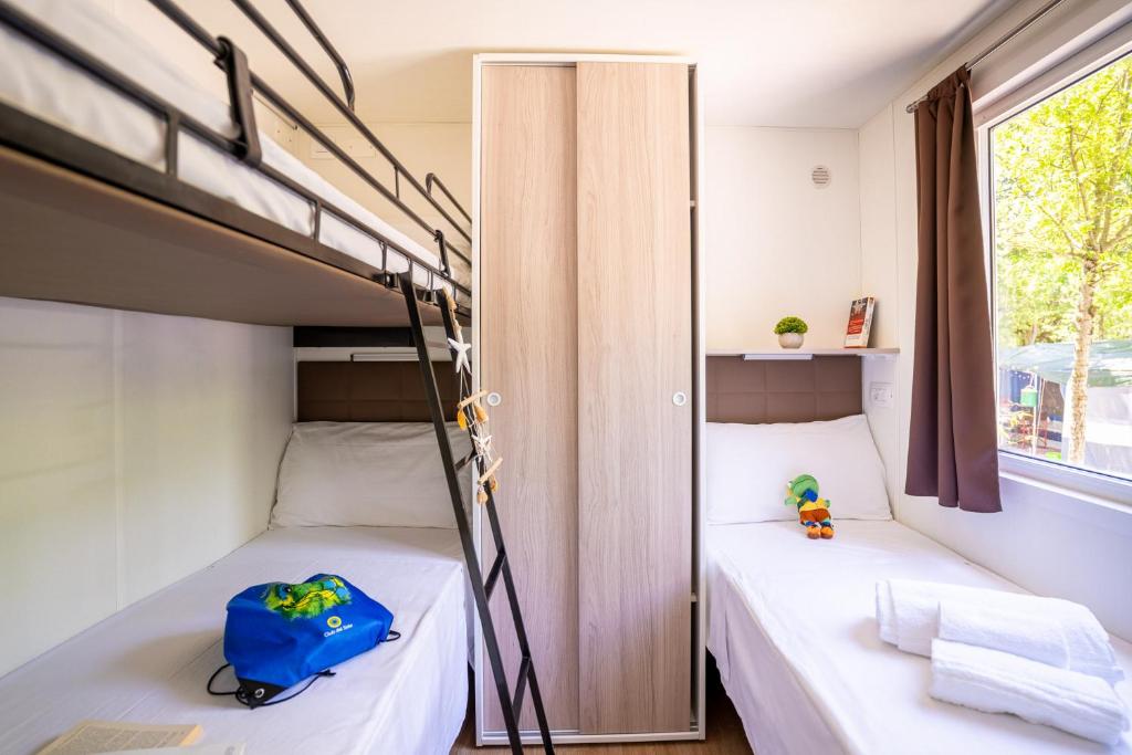 Postel nebo postele na pokoji v ubytování Club del Sole Adriatico Cervia Easy Camping Village