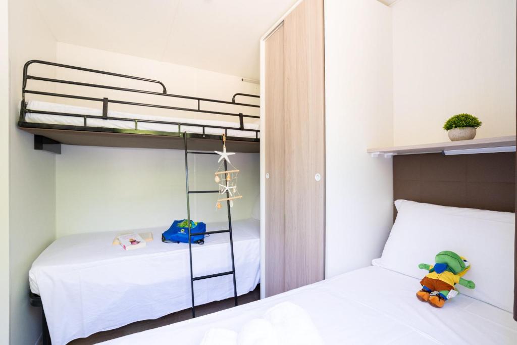 Postel nebo postele na pokoji v ubytování Club del Sole Adriatico Cervia Easy Camping Village