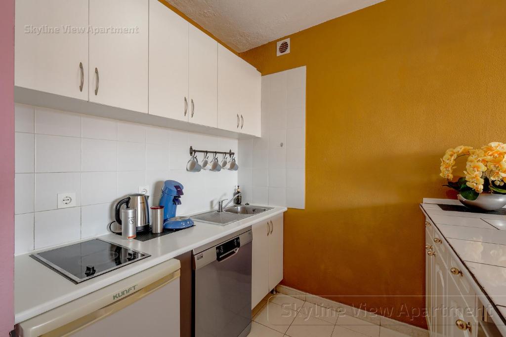 Kuchyň nebo kuchyňský kout v ubytování Skyline View Apartment - FREE PRIVATE Parking Including & Guest BONUS