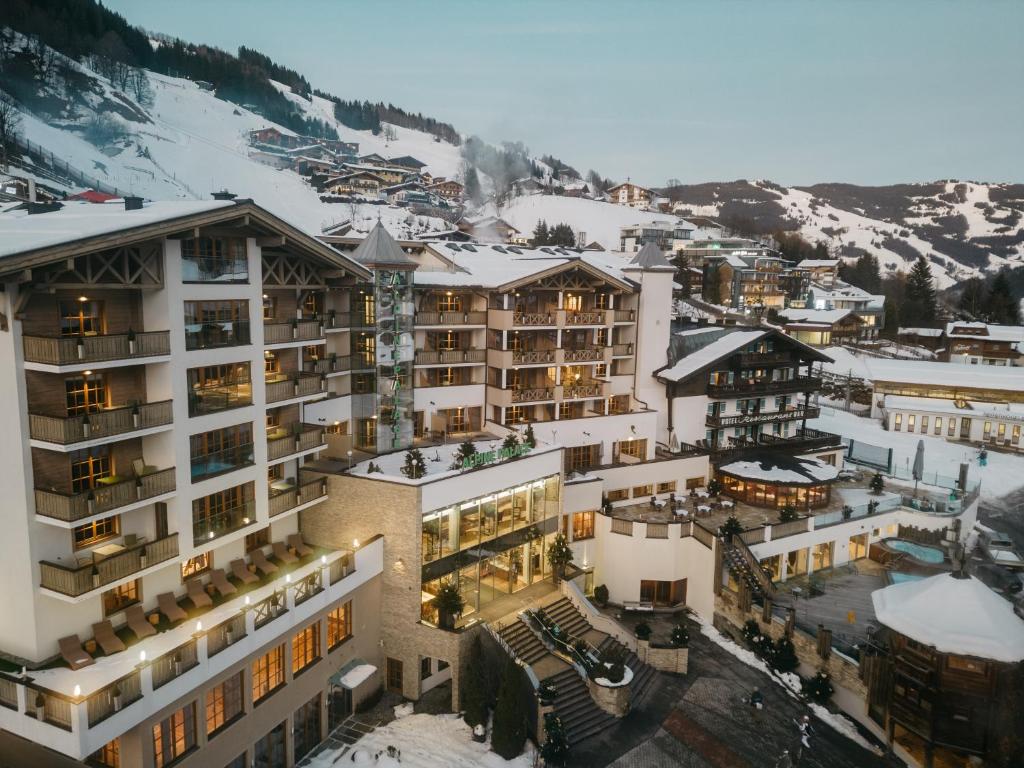 une vue aérienne sur un hôtel dans la neige dans l'établissement Hotel Alpine Palace, à Saalbach-Hinterglemm