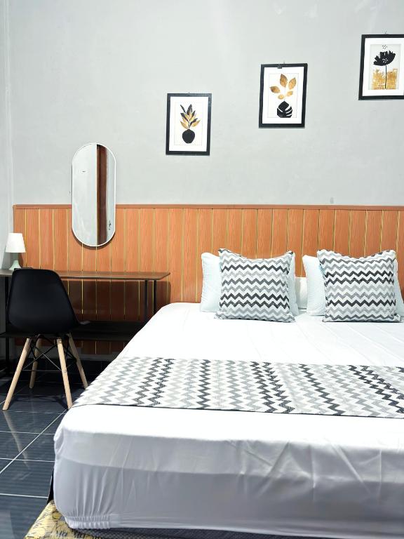 Postel nebo postele na pokoji v ubytování Jogja Day Inn